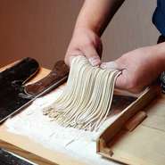 外からも見えるそば打ち、それを毎日気温や湿度、季節などにより微調整して美味しいものを提供します。季節によってそば粉の産地も違うので土壌に合わせて変えます。