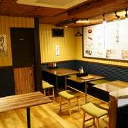 店内はカウンターとテーブル席となっております。2名～4名様でしたら一つのテーブルで。5名様以上でしたらテーブルを繋げてご利用ください。