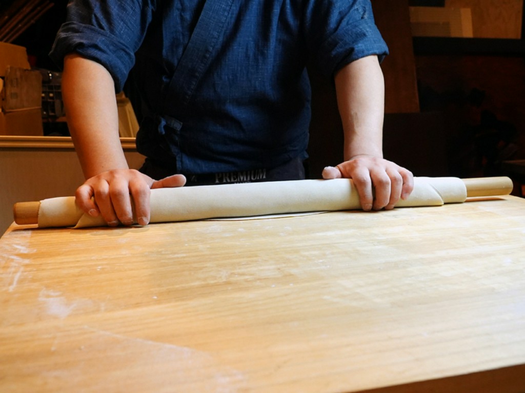 その日の蕎麦はその日に打つ