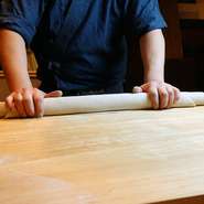 蕎麦の魅力、好みに合わせて色々な食べ方を楽しめるが日本そばの魅力です。代表的な物が一口ずつつゆにつけて食べる「もりそば」「ざるそば」と、丼に温かいつゆをたっぷりかける「かけそば」です。