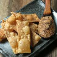 蕎麦屋のつまみの代表格『そばがき』をはじめ、焼酎や日本酒との相性抜群の一品料理も充実しています。