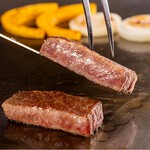 厳選した食材が織りなす絶品料理は、上品に仕上げられた前菜、メインに厳選国産牛など味わえる贅沢コース。