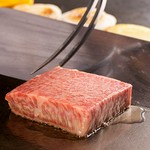 厳選した食材が織りなす絶品料理は、上品に仕上げられた前菜、メインに厳選国産牛など味わえる贅沢コース。