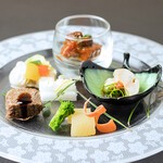 厳選した食材が織りなす絶品料理は、上品な前菜やオマール海老、黒毛和牛サーロインを味わえる贅沢コース。
