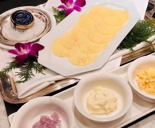 クラブサロンでキャビアとシャンパンを愉しむ