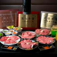 黒毛和牛を1頭買いしているからこそできる、最高級品質のA5ランク黒毛和牛食べ放題が外国人のゲストにも好評。気軽に頼める35種から、ほぼメニューのすべてを堪能できる72種まで、ニーズに合わせて選べます。