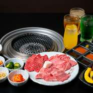 A5黒毛和牛食べ放題にのみセットにできる飲み放題プランがあります。アルコール飲み放題（1,700円）ソフトドリンク飲み放題（1,000円）。お客様のニーズに沿ってお好きな飲み放題をお付けできます。