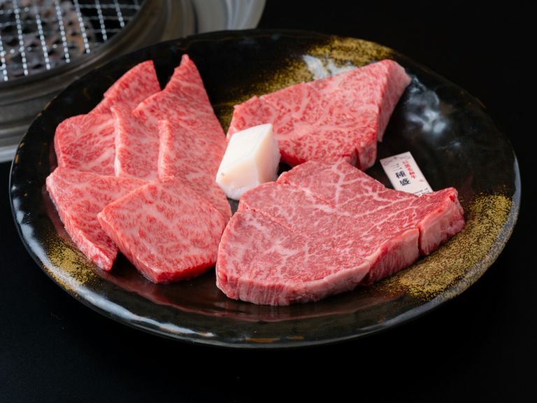 食べ放題コース内の一皿『A5黒毛和牛三種盛ロース／赤身／カルビ』