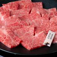 直営の精肉店で、その日の午前中に加工を行い、店舗に運んでいるので、肉の鮮度は抜群。A5の雌牛のみを使用するのは当然のこと、あまり霜降りの多すぎない、肉質の良いあっさりとした牛肉が使われています。