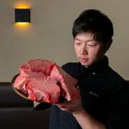 ゲストに最高級の焼肉体験を提供するため、迅速なサービスを心がけていると語る大竹氏。品質と鮮度へのこだわりを大切にし、一皿一皿を丁寧に届けてくれます。