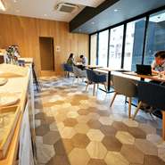 広々とした店内は、お一人様でも気兼ねなく過ごせます。ビジネスの合間のランチやコーヒーブレイク、仕事終わりの一杯にもオススメ。香り豊かな一杯が、日常に一時の安らぎを与えてくれます。