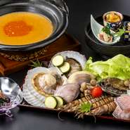 新鮮な魚介類を自家製の濃厚アメリケーヌソースで贅沢にいただけるお鍋。〆の雑炊は絶品です。

