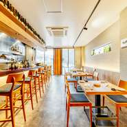 ズラリと椅子が並ぶカウンター席。仕事終わりに、お酒と料理を注文して一人で軽く飲んでから帰りませんか？時間をかけずスマートに飲む…ときにはそんな使い方も良いのでは？