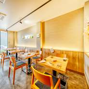 自然の光が降りそそぐ昼には居心地の良いランチタイムを、柔らかな灯りがともる夜にはステキなディナータイムを過ごせます。席数に限りがあるため、大切な日には予約必須。