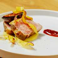 豚肉の上にはキャラメリゼしたいちじく、下にはさつま芋のピューレを敷いています。さらにいちじくはチャツネとしても、さつま芋はチップとしても利用。最後に散らした黒胡椒で、味をグッと引き締めます。