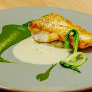 サクサク鱗の甘鯛の下には、キャビア・ド・オーベルジーヌ。“茄子をキャビアに見立て、粒の食感を残しつつガーリックやアンチョビなどで調理したもの”が隠れています。柚子風味の白ワイン生クリームソースと堪能。