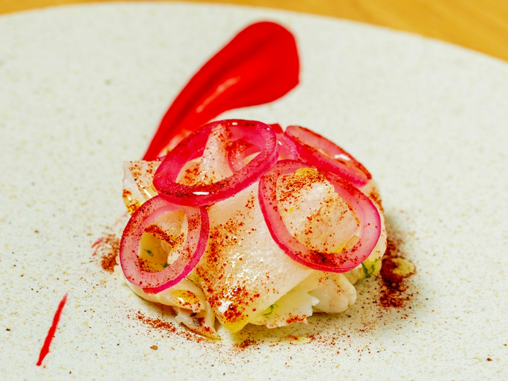 『淡路島産ショウサイフグ　和泉市産赤玉葱とビーツ　梨とスダチの香り』