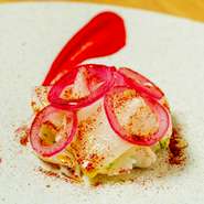 フグのカルパッチョに薄くスライスした梨を乗せた後、ドーム状に整えます。ビーツはソースにしてお皿の上で描き、スダチは最後に吹き付けて全体を爽やかに。酸味と甘みが複雑に絡み合う、奥深い味わいです。