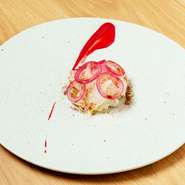 フグのカルパッチョに薄くスライスした梨を乗せた後、ドーム状に整えます。ビーツはソースにしてお皿の上で描くように、スダチで最後に吹き付けて全体を爽やか。酸味と甘みが複雑に絡み合う、奥深い味わいです。