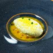 料理人は、地元で採れる旬の食材を中心に使用。例えば、画像の『クレームダンジュ』のソースには和泉市の早生みかんを使用。柔らかな甘みと酸味が、チーズの塩味もまろやかに包んでくれます。