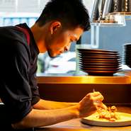 気持ちの良い接客を心がけている料理人。【Rode】を選び訪れてくれる人たちにとって、居心地の良い店づくりを考えます。かしこまりすぎず、くだけすぎず…和やかに過ごせるようなおもてなしを心がけています。