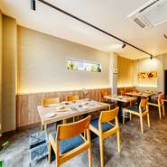 昼と夜、それぞれの時間帯によって使い分けながら多くの人が訪れています。昼間は大きなガラスの壁から自然の光が降りそそぎ、開放的な気分に。どのようなシーンにもオススメです。