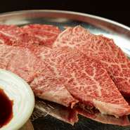 清潔感のある綺麗な店内で焼肉女子会はいかがでしょうか？手間暇かけて丁寧に下処理した『ホルモン盛』、赤字覚悟の黒毛和牛の『ロース』は必食です。