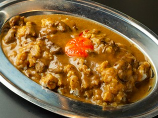 卵黄がマイルドさを演出『カレー（卵黄のせ）』