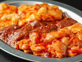 精肉店から厳選して仕入れるホルモンは、丁寧に下処理