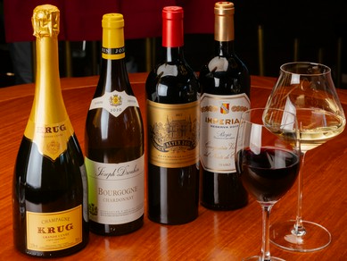 高級ワインまでをも網羅。多彩なワインから選ぶ今宵のパートナー