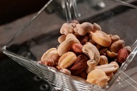 人気のアーモンド・カシューナッツ・クルミ・ピーナッツ・落花生・ジャイアントコーンに加え・大粒で希少なブラジルナッツ・ひよこ豆。8種類からなる様々な“カリッサクッ食感”をお楽しみください。