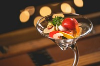 リンゴ酢をベースに、ワインビネガー・醸造酢・ハーブや香辛料でつくったピクルス酢に、パプリカ・ヤングコーン・ニンジン・ミニトマト・大根・きゅうり・うずらを漬け込んだ、自家製ピクルスです。