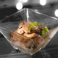 プリっと肉厚な牡蠣を、オイスターソースで香り高く、旨味を閉じ込めながら焼き上げ、オリーブオイル・ニンニク・アンチョビ・唐辛子で、まろやかさとピリっとアクセントをプラス。ぜひお酒やバゲットとご賞味あれ。