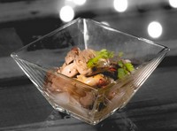 プリっと肉厚な牡蠣を、オイスターソースで香り高く、旨味を閉じ込めながら焼き上げ、オリーブオイル・ニンニク・アンチョビ・唐辛子で、まろやかさとピリっとアクセントをプラス。ぜひお酒やバゲットとご賞味あれ。