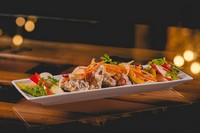 カリっと揚げたアジを、ほのかに香るハーブと、甘さと酸味が丁度良いオリジナルビネガーに漬け込んだ、地中海風南蛮漬け。ピリッと胡椒の効いた香味野菜と共に、サッパリした味わいとシャキシャキ食感が楽しめます。