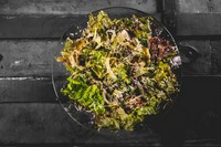 新鮮なレタス・水菜や、瑞々しいフレッシュトマトの上から、ふんだんにグラナパダーノを散りばめ、チーズのコクとフレッシュ野菜がやみつきになる一品。自家製イタリアンドレッシングでお召し上がりください。