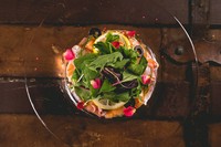 脂の乗ったサーモン、プリプリでコリっと食感のタコ、新鮮で癖のないベビーリーフを甘みと酸味を丁度良くブレンドした自家製イタリアンドレッシングでお召し上がりください。