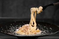 香ばしく焼いた自家製パンチェッタ、パルペザンとグラナパダーノを使ったチーズソースと、ほのかに白ワインが香るフィットチーネが絡まる濃厚カルボナーラ。粗挽きブラックペッパーで、最後まで飽きさせません。