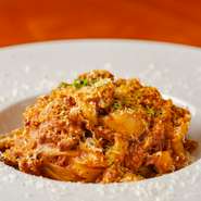 赤ワインで長時間煮込んだ牛肉、トマトペースト・デミグラス・香味野菜で、コクと旨味が凝縮された、自家製のボロネーゼソースを使用。グラナパダーノで食感・味をまろやかに纏め上げた、濃厚なパスタです。