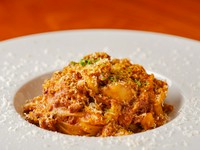 赤ワインで長時間煮込んだ牛肉、トマトペースト・デミグラス・香味野菜で、コクと旨味が凝縮された、自家製のボロネーゼソースを使用。グラナパダーノで食感・味をまろやかに纏め上げた、濃厚なパスタです。