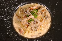 ポルチーニから香りと旨みを抽出しただしに、クリームを加えた芳醇な自家製クリームソース。香り豊かなベーコンと、バターで焼いた3種のキノコ、旨味たっぷりの自家製ソースパスタに絡み合います。