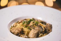 牡蠣のオイル漬け、オリーブオイルとアンチョビを使った特製オイルのペペロンチーノ風パスタ。まろやかな味わいに、ピリッと引き締める唐辛子、にんにくやパセリの香りが、優しくさわやかに広がります。