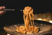 海老の旨みを凝縮させたアメリケーヌクリームソースは、バターで深い味わい。ニンニク、オリーブ、パセリの芳香な香りが食欲をそそり、海老をふんだんに使った贅沢な一品です。