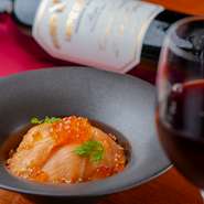脂の乗った鮭と、醤油・生姜を加えた煮汁で炊き込んだご飯を、濃厚なクリーム＆コクと甘みのグラナパダーノで纏め上げた和風クリームリゾット。たっぷりのったイクラとサーモンが、リゾットと見事に絡み合います。