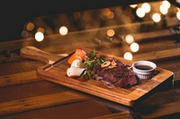 希少部位のザブトンを、肉本来の濃厚な旨味、上品な甘さの脂を損なわぬよう、じっくり低温で柔らかくジューシーなミディアムに仕上げました。甘みと旨味が凝縮されたワインベースのソースとお召し上がりください。