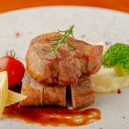 手間を惜しまず引き出した旨み。オススメの肉料理『望来豚（もうらいとん）のロースト　バルサミコソース』