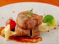 手間を惜しまず引き出した旨み。オススメの肉料理『望来豚（もうらいとん）のロースト　バルサミコソース』