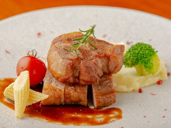 手間を惜しまず引き出した旨み。オススメの肉料理『望来豚（もうらいとん）のロースト　バルサミコソース』