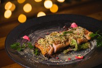 数種類からなるブレンドスパイスに漬け込んだ鶏肉を、外はカリカリパリパリに焼き上げ、濃厚マスタードソースと香草パン粉を乗せてオーブンでじっくり焼き上げた、一度食べたらまた食べたくなる悪魔的な一品。