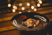 海老を殻ごと香ばしく炒め、香りを立たせたところにブロッコリーやマッシュルームなどを加え、コクとほんのりさわやかで深みのあるバジルバターで仕上げた逸品。おつまみにも最適なメニューです。